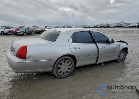 2004 Lincoln Town Car Ultimate z USA, uszkodzony, nr VIN 1LNHM83W34Y609768